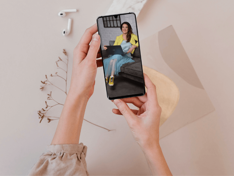Szilvia Erdős podcast kép telefonon női kézben